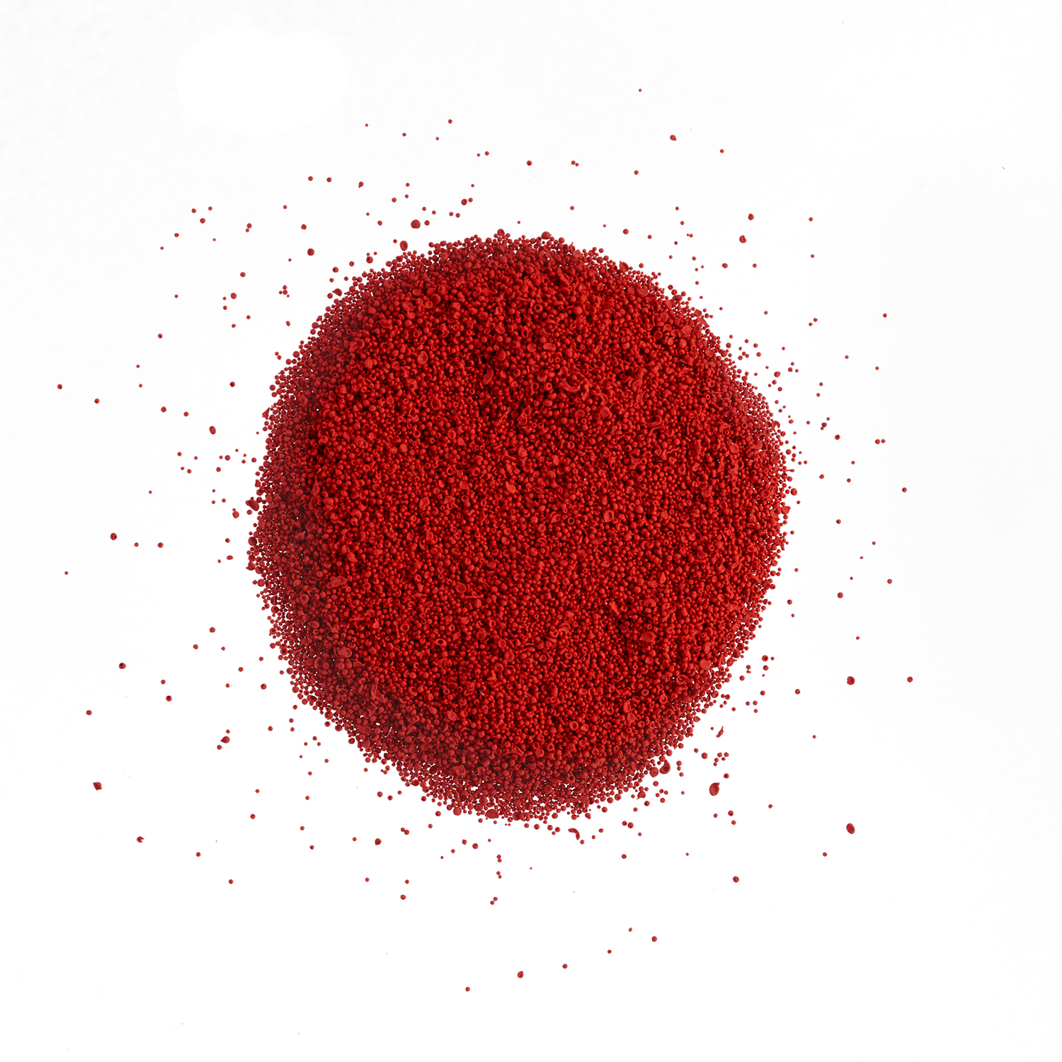 Leuchtend rotes Pulver, das an Vitamin-A-Präparate erinnert, mit feinen Körnern auf hellem Hintergrund.