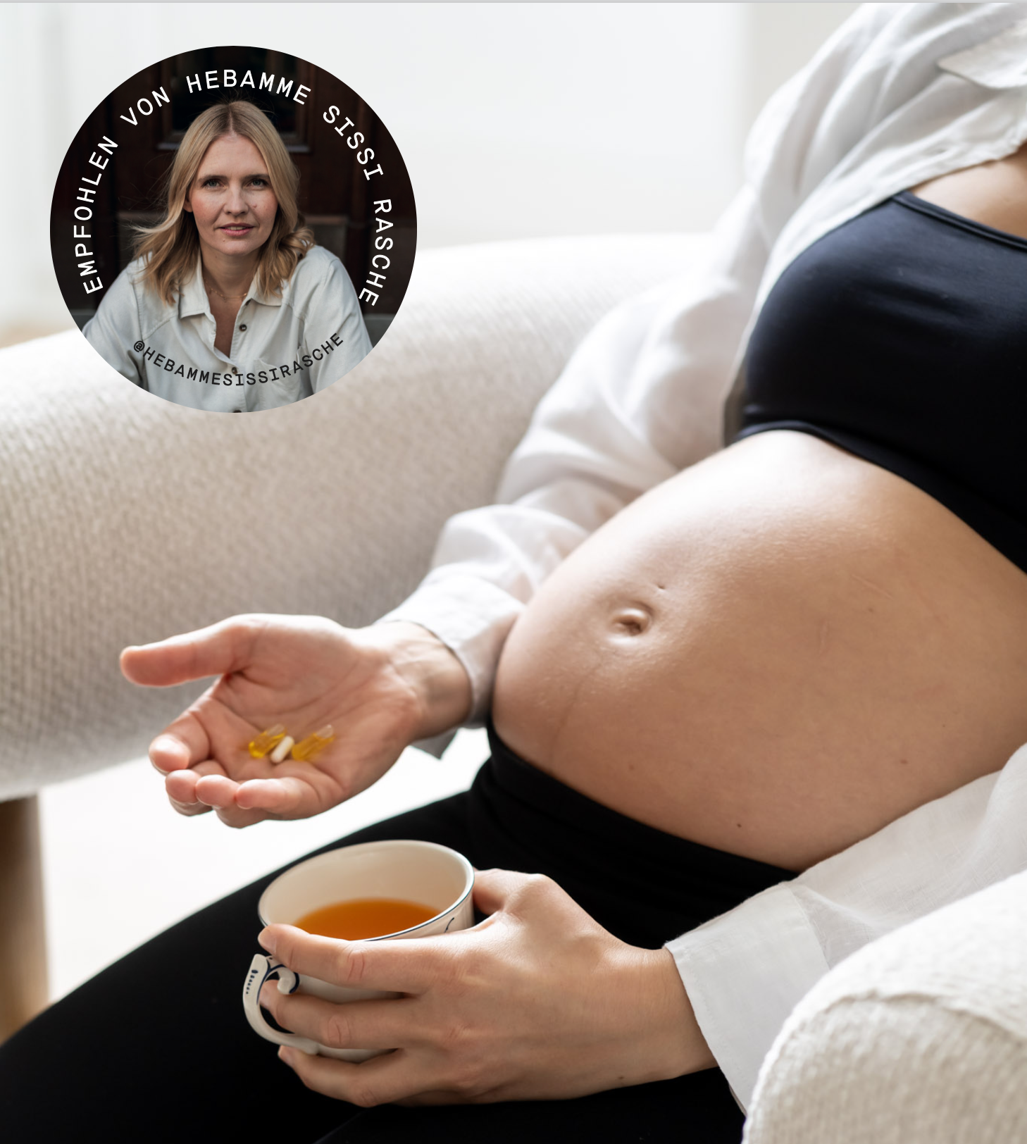 Schwangere Frau mit Folsäuretabletten und Teetasse, empfohlen von Hebamme, für eine gesunde Schwangerschafts-Routine.