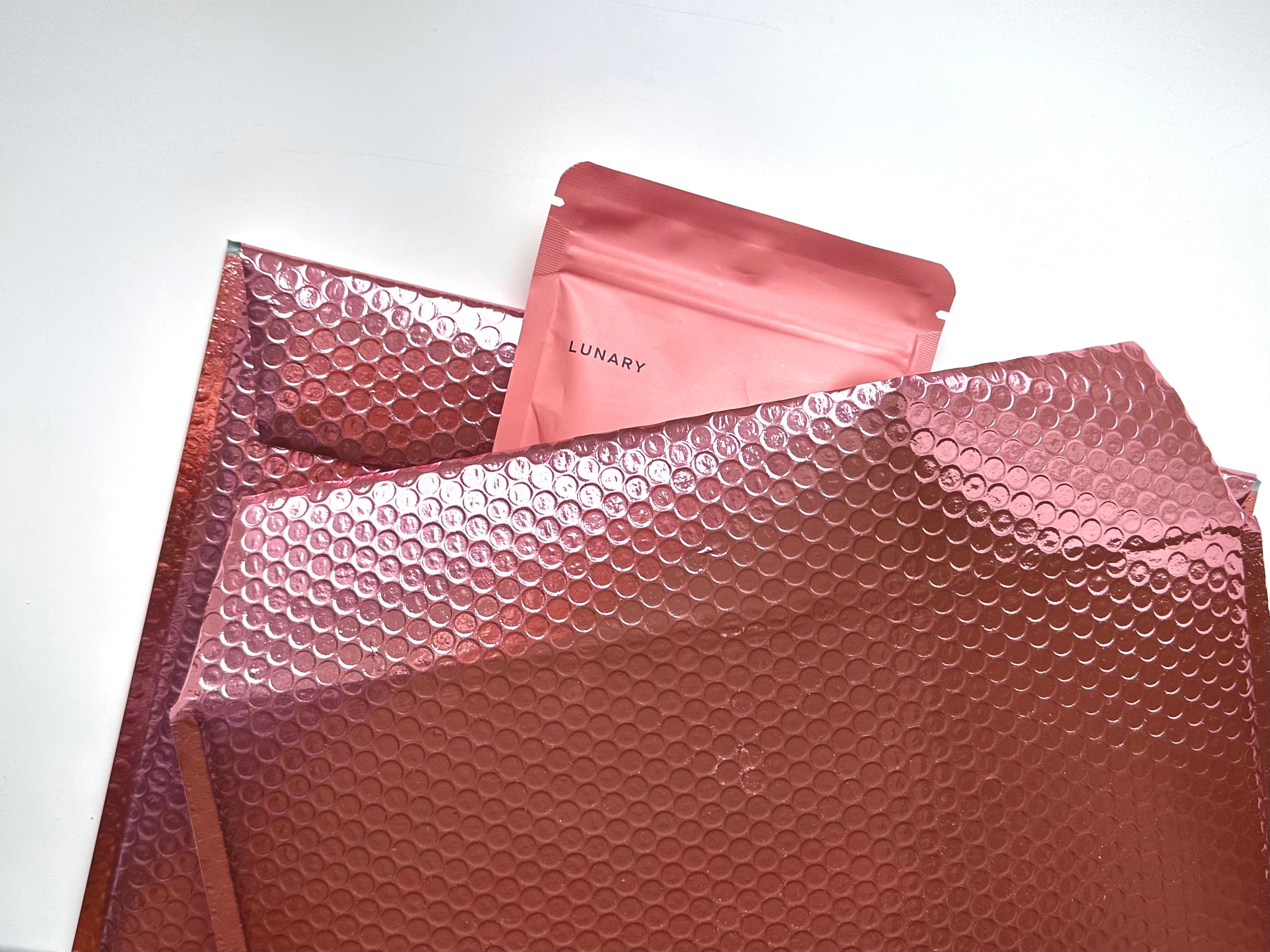 Rosa Luftpolster-Versandtaschen mit recyceltem Kunststoff und Kapsel-Beutel für sichere Lieferung.