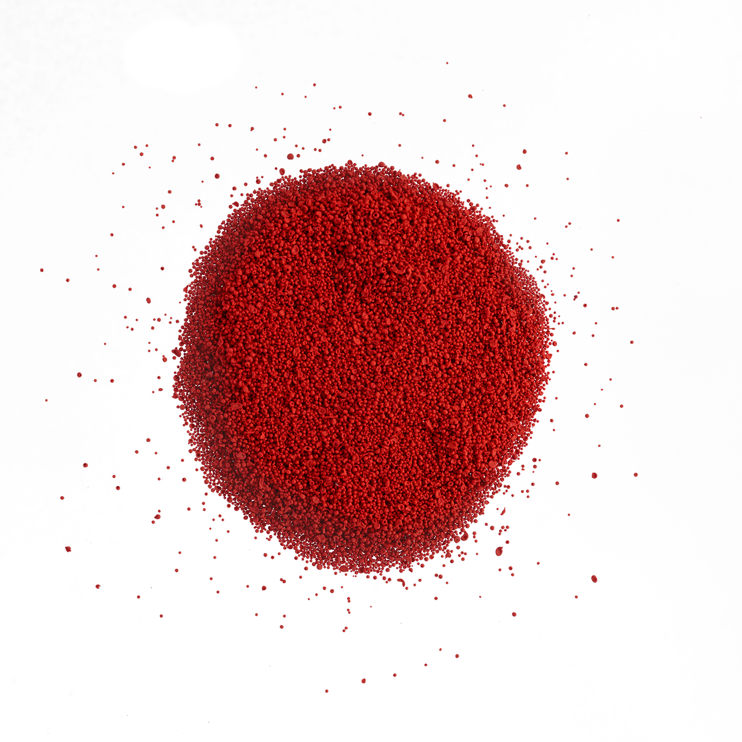 Leuchtend rotes Pulver, das an Vitamin-A-Präparate erinnert, mit feinen Körnern auf hellem Hintergrund.